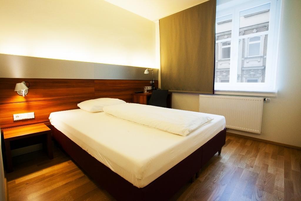 Hotel Schwarzer Baer Linz Room photo